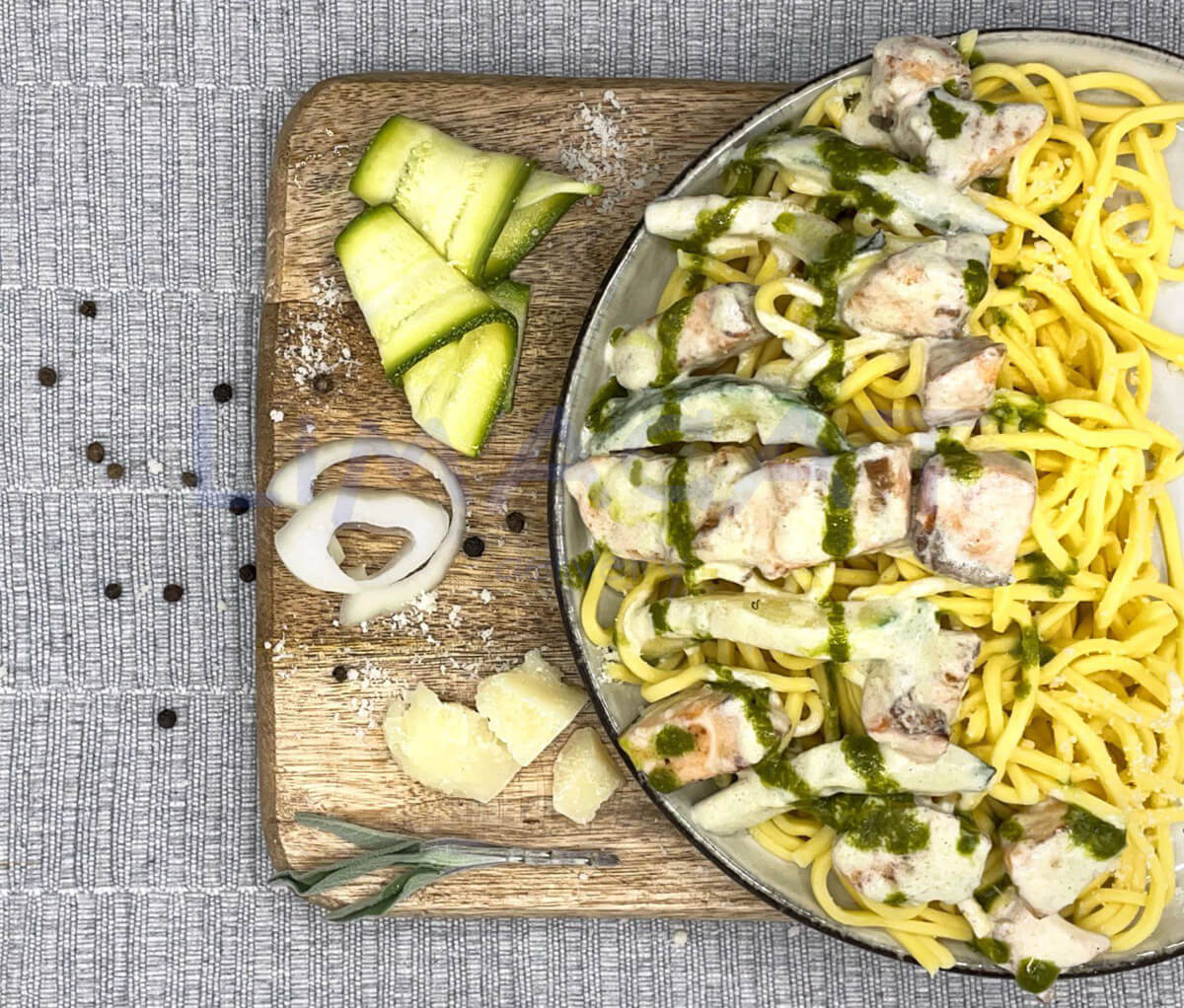 Паста с лососем и цуккини