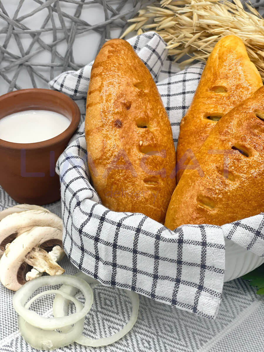 Пирожок с картошкой и грибами