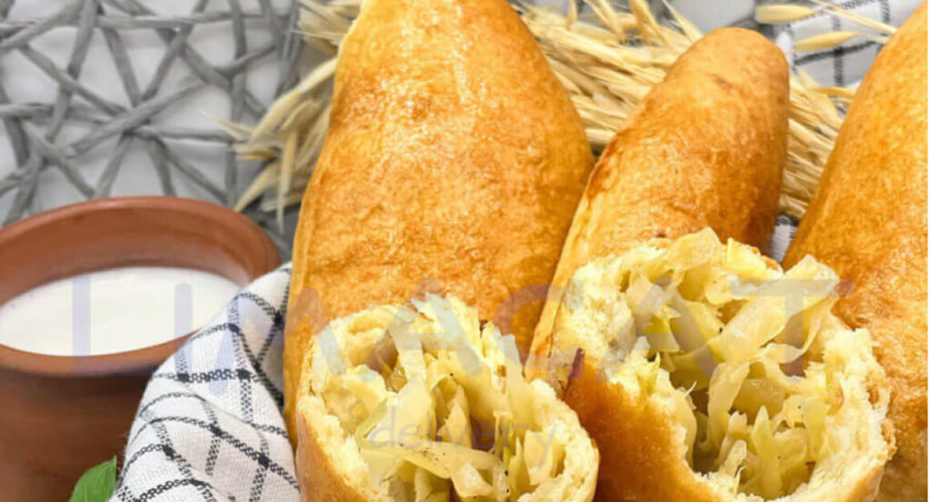 Пирожки с капустой рядом с молочным глечиком