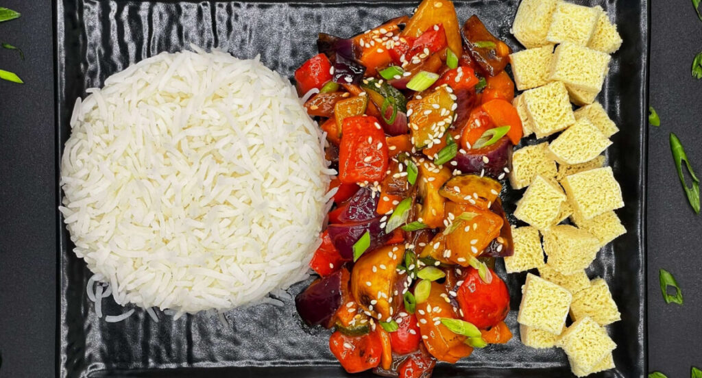 Тофу, рис, цукини, морковь, сладкий перец, красный лук, грибы, ананас, зеленый лук, соус и семена кунжута.