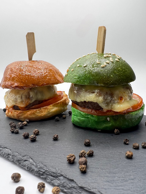 Мини-бургер с рваной свининой в соусе BBQ