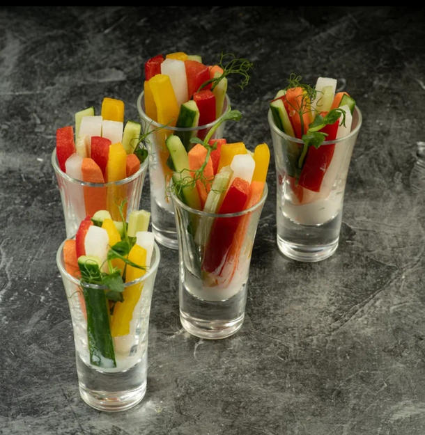 Овощной стаканчик с хумусом